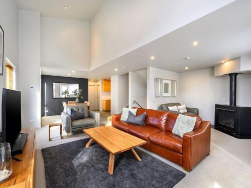 Snow Stream 2 Bedroom and loft with gas fire balcony and garage parking - Chalet - Thredbo