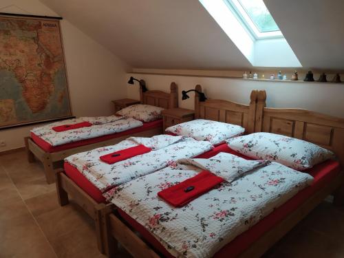 4 twin beds