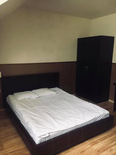 1 double bed, 1 twin bed