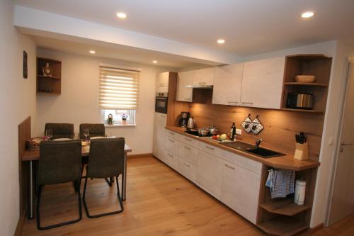 virtuve, Gästehaus Hofmann - 4 Sterne Ferienwohnung Sommerberg (Gastehaus Hofmann - 4 Sterne Ferienwohnung Sommerberg) in Rohrbach (Thuringia)