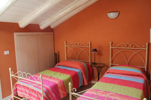 2 twin beds