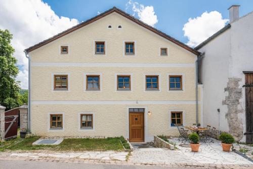Historische Wohnung mit gehobenem Ambiente 7.4km von Pollenfeld entfernt