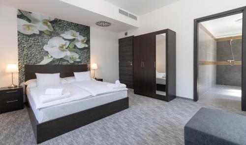 1 queen bed, 1 sofa bed