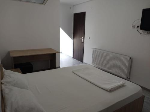 Standard Double Room image 3