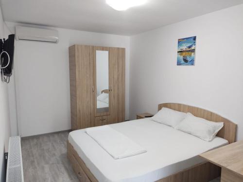 Standard Double Room image 2
