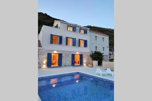 Villa Korta - Spacious House with Pool