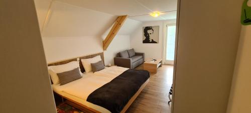 2 twin beds, 1 sofa bed