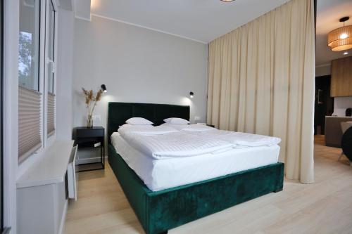 1 queen bed, 1 sofa bed