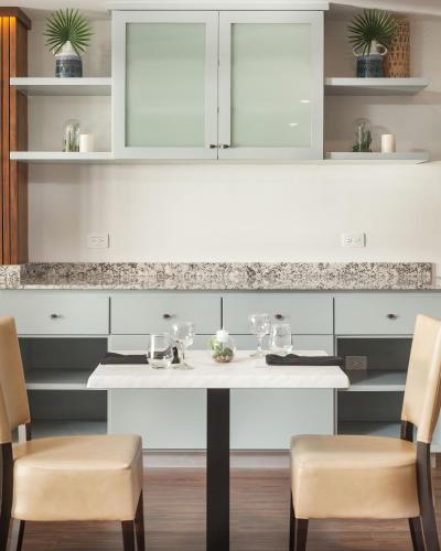 ห้องอาหาร, คารา สวีท โฮเต็ล แอนด์ คอนเฟอเรนซ์ เซ็นเตอร์ (Cara Suites Hotel and Conference Centre) in แคล็กซ์ตั้น เบย์