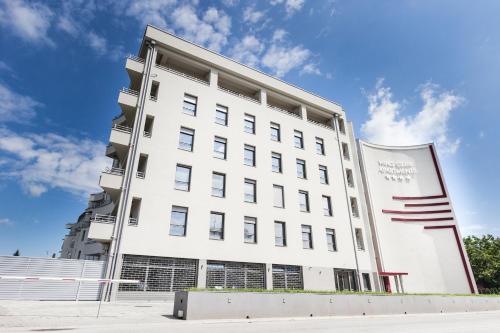 Wing Club Apartments - image 7