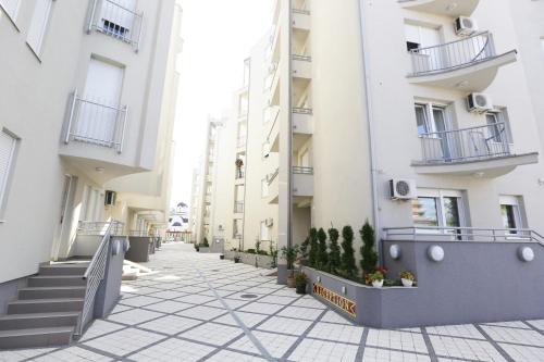 Wing Club Apartments - image 9