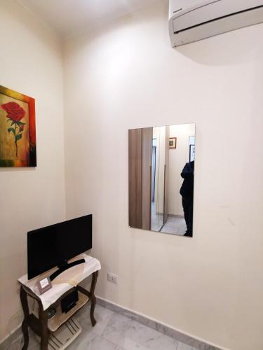 Apartment with one bedroom in Roma with terrace and WiFi - image 9