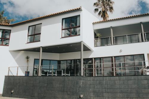Ample villa with pool, gym and gorgeous ocean view