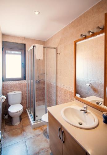 Bathroom, Apartamentos Maribel in Calaceite