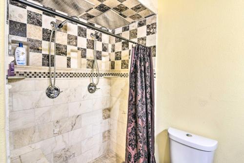 Galveston Condo with Resort Amenities and Patio! - image 10
