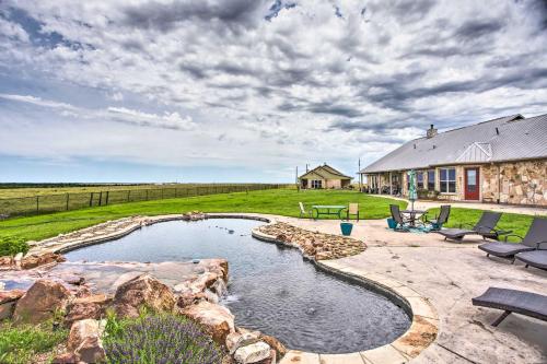 Rural Tioga Ranch on 200 Acres and Private Pool in Plano (TX)