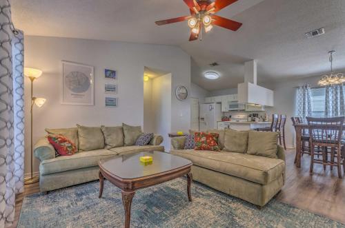 Cozy Pensacola Home with Yard 10 Mi to Dtwn!