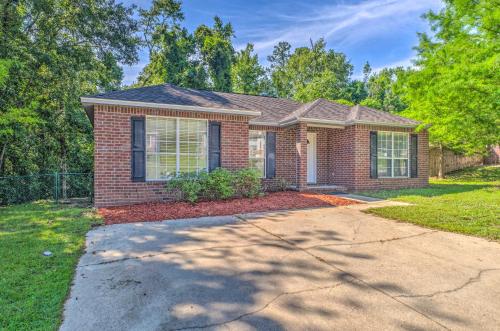 Cozy Pensacola Home with Yard 10 Mi to Dtwn!