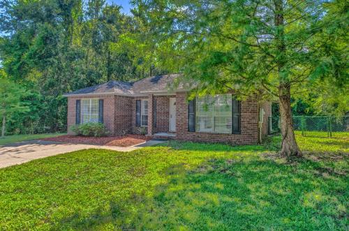 Cozy Pensacola Home with Yard 10 Mi to Dtwn!