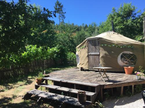B&B Vale do Barco - Star Gazing Luxury Yurt with RIVER VIEWS, off grid eco living - Bed and Breakfast Vale do Barco