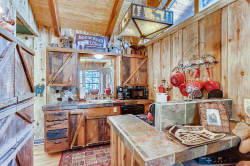 Moose Hut Cabin Dog Friendly and Shared Hot Tub - image 2