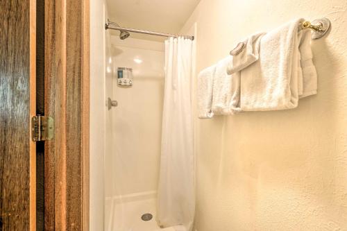Condo with Mountaintop Vistas and Hot Tub Access! - image 6