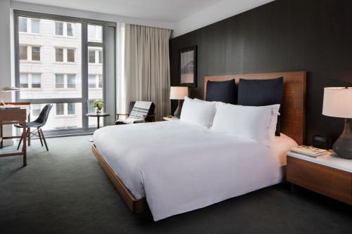 Superior King Room image 2