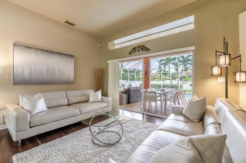 Villa Palm Sands- Roelens Vacations Cape Coral - Heated outdoor pool!