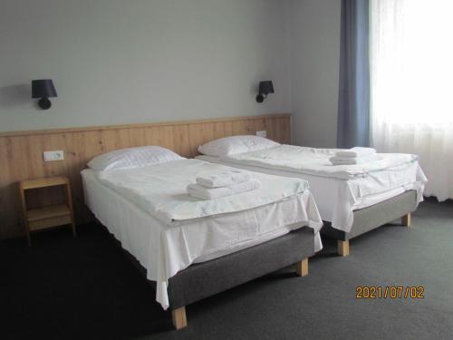 2 twin beds