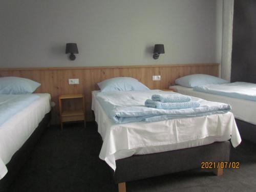 3 twin beds