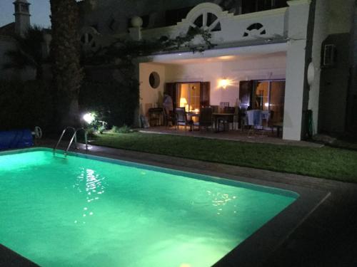 Beautiful 2-Bed Villa in Quinta do Lago with Pool