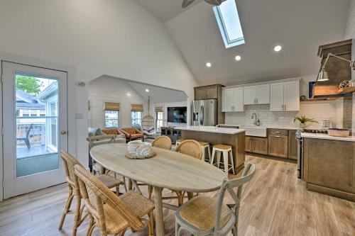 Ocean Grove Apt with Balcony 1 Block to the Beach! in Ocean Grove, USA