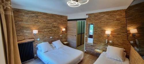 1 king bed, 1 twin bed