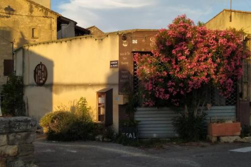 Sous un Laurier rose gîte à louer les mas du sillot