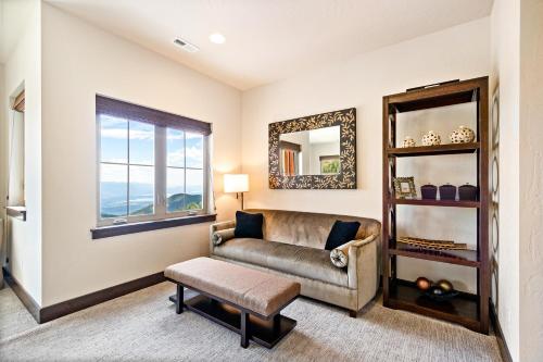 Mountainside Chalet - image 9