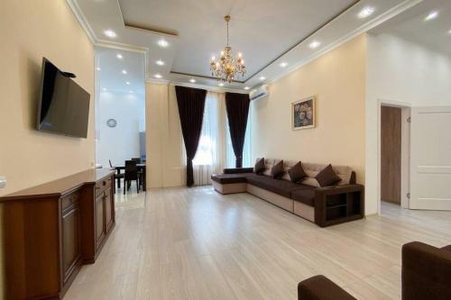 . Comfortable luxury apartment with 3 rooms. Center heart of kiev