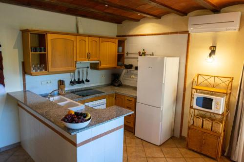 Konyha, AldeaMia, Cozy villa for 8 people, pool, mountain view, beach at 8 min in Vilanova d'Escornalbou