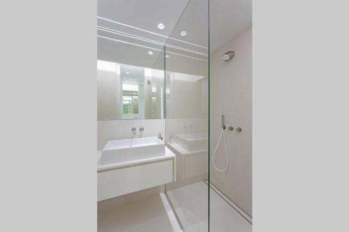 White Penthouse - Tap to explore photos