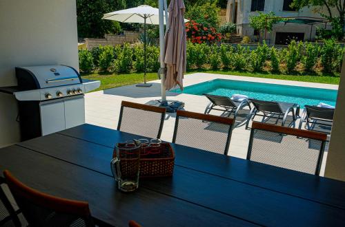 Villa Lia with pool - luxury in Vintijan, near Pula and Medulin in วินทิยัน