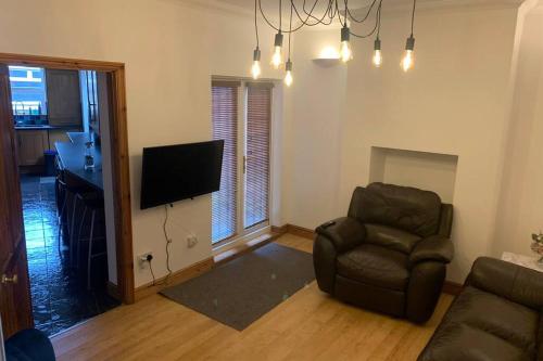 Big 6 bed house w/ 5 double beds WIFI and Netflix gîte à louer Kettering