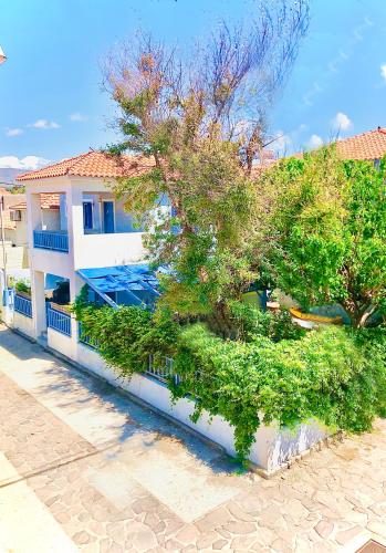 . Blue Seaside Spacious Maisonette
