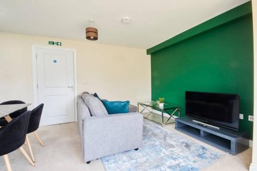 The Emerald House Of Bedford - Sleeps Up to 10 - Parking gîte à louer BMI The Manor Hospital