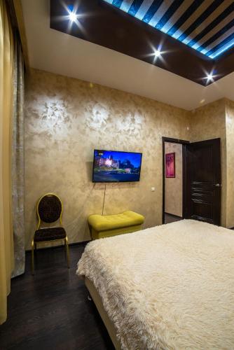 Palm Hotel - image 6