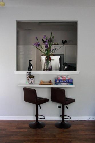 minutes from downtown 3br stylishhome-free parking