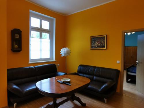 Koplietošanas atpūtas telpa ar TV, Ferienwohnung in der Ciderwirtschaft in Burg Stargard