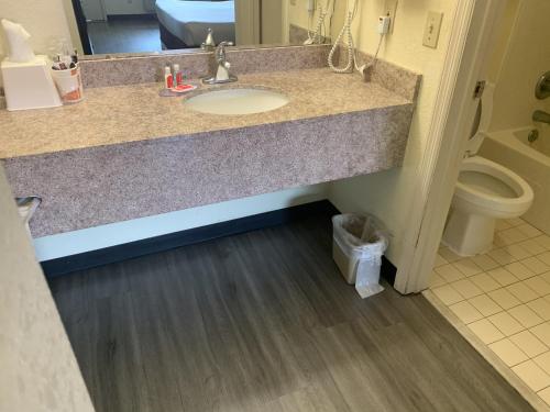 Econo Lodge Dothan - image 13