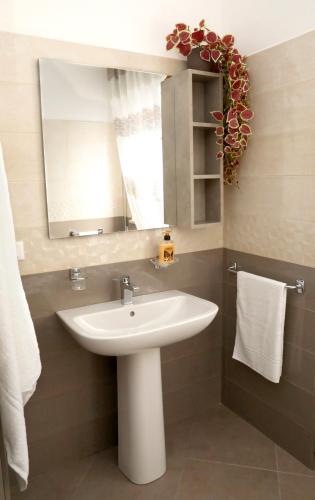Triple Room with Private External Bathroom image 5
