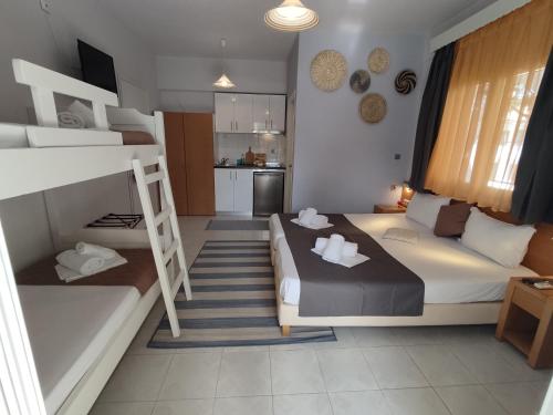 2 twin beds, 2 bunk beds