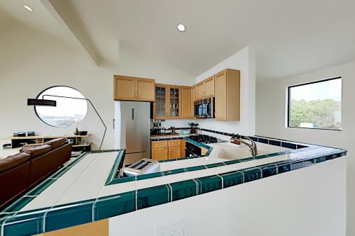 South Harbour Retreat - Water View - Walk to Beach home - image 4