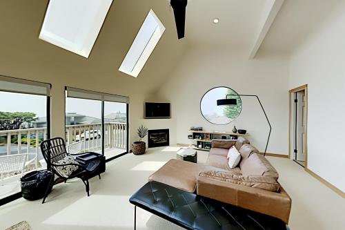 South Harbour Retreat - Water View - Walk to Beach home - image 3